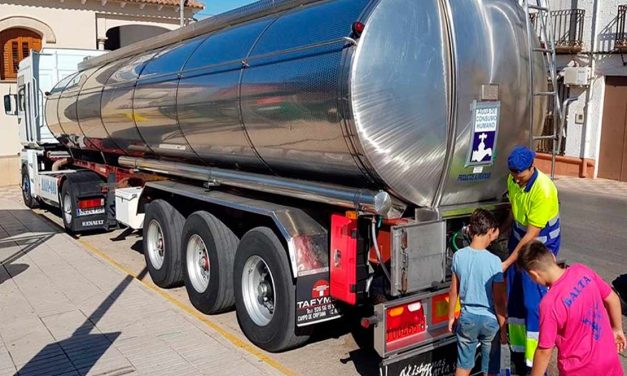 El Huesna repartirá agua hoy en camiones cisterna. Se han habilitado 4 puntos para atender a los vecinos de Utrera