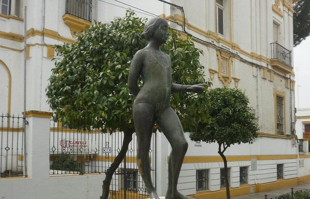 La ‘Niña del Aro’ se traslada a la Biblioteca Municipal y dejará su lugar al nuevo monumento a Bambino
