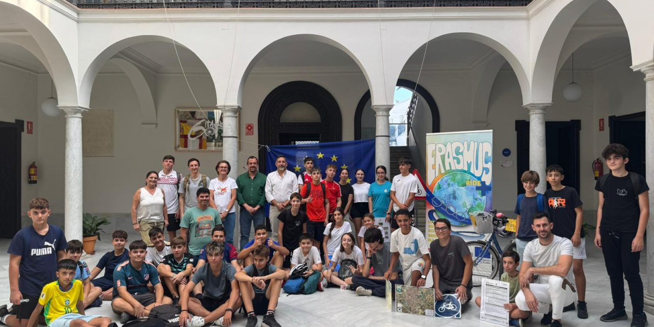 Los alumnos del IES José María Infantes presentan en el Ayuntamiento su proyecto sobre movilidad sostenible y el uso de la bicicleta