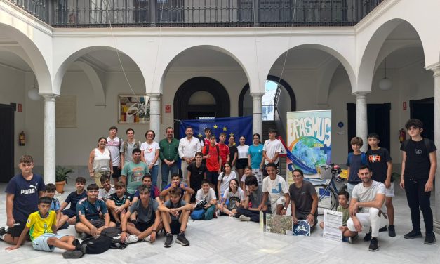 Los alumnos del IES José María Infantes presentan en el Ayuntamiento su proyecto sobre movilidad sostenible y el uso de la bicicleta