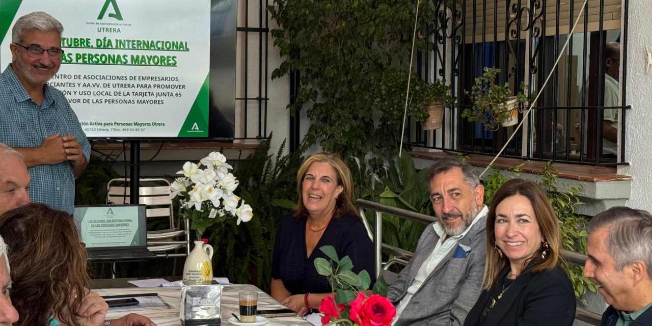 Utrera impulsa el uso de la tarjeta Junta 65 entre las personas mayores y el tejido empresarial