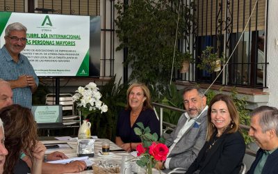 Utrera impulsa el uso de la tarjeta Junta 65 entre las personas mayores y el tejido empresarial