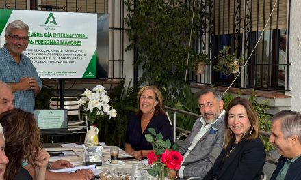 Utrera impulsa el uso de la tarjeta Junta 65 entre las personas mayores y el tejido empresarial