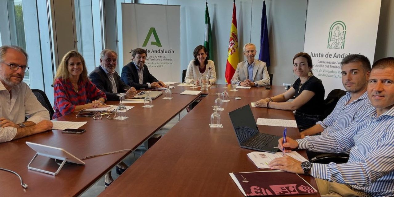 El alcalde se reúne con la responsable de AVRA para ultimar asuntos en materia de vivienda que afectan al municipio