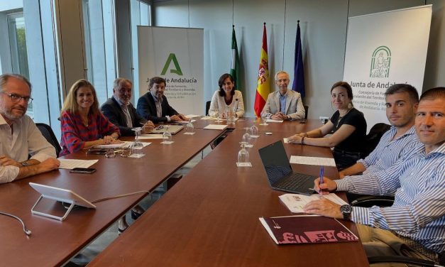 El alcalde se reúne con la responsable de AVRA para ultimar asuntos en materia de vivienda que afectan al municipio