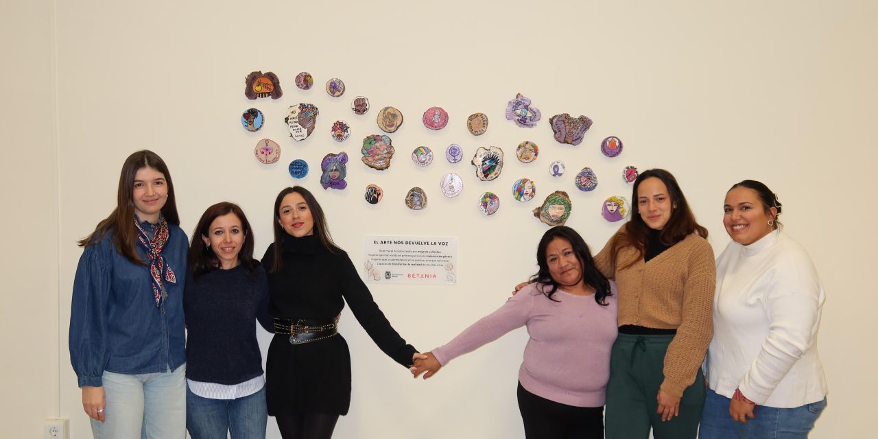Hogar Betania entrega una placa de agradecimiento a la delegación de Bienestar Social e Igualdad por su disposición y apertura a colaborar en futuros proyectos