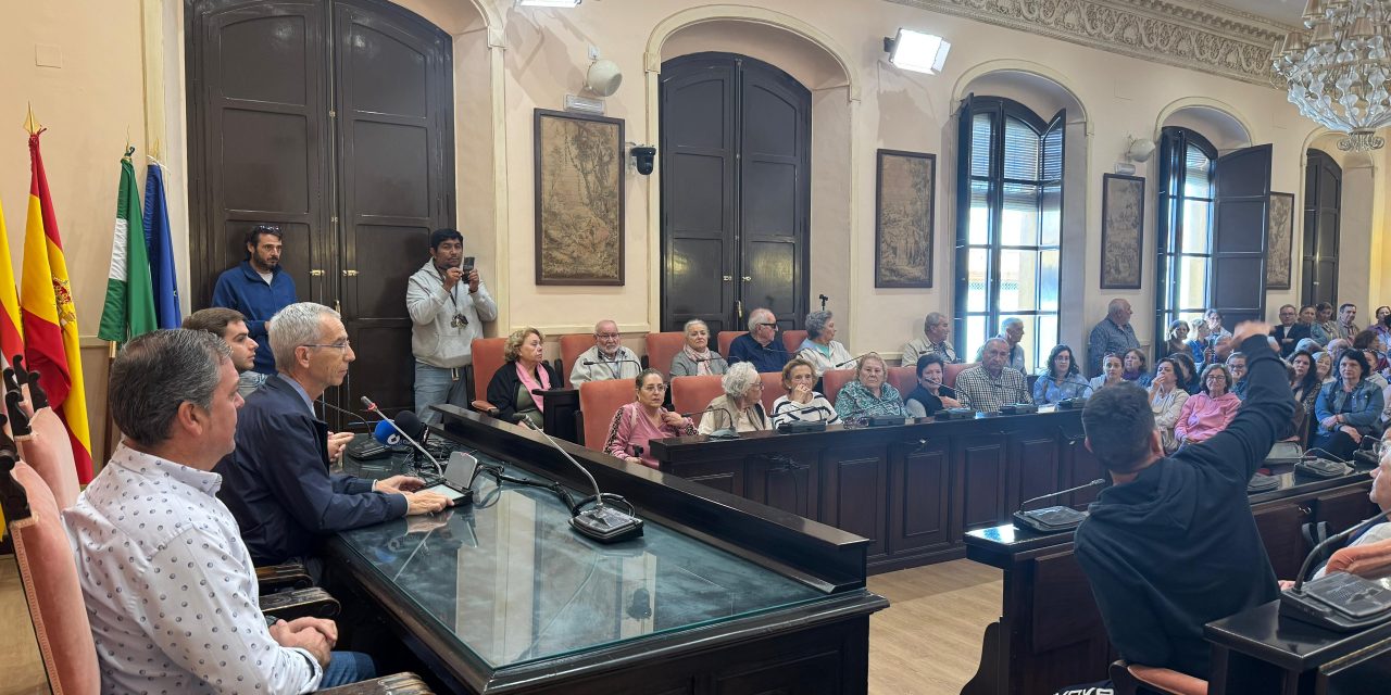 El alcalde recibe a los usuarios de la Piscina Cubierta, para explicarles la situación real a fecha de hoy