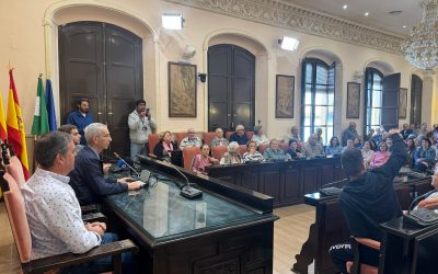 El alcalde recibe a los usuarios de la Piscina Cubierta, para explicarles la situación real a fecha de hoy