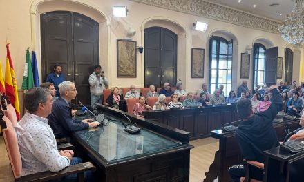 El alcalde recibe a los usuarios de la Piscina Cubierta, para explicarles la situación real a fecha de hoy