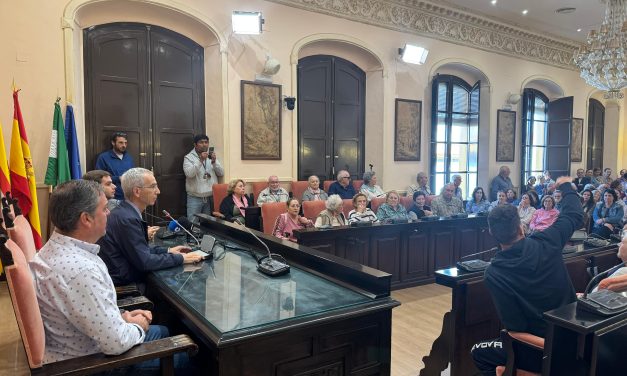 El alcalde recibe a los usuarios de la Piscina Cubierta, para explicarles la situación real a fecha de hoy