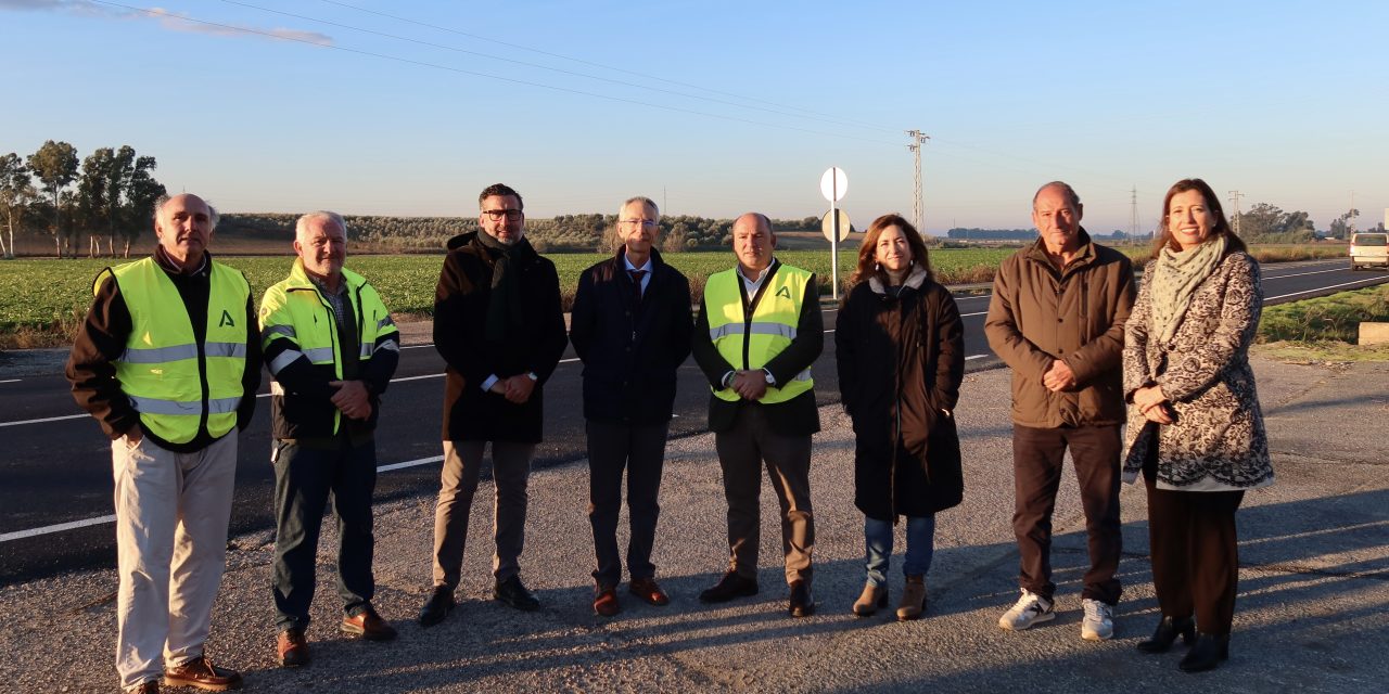 El delegado territorial de Fomento, Articulación del Territorio y Vivienda en Sevilla y el alcalde de Utrera visitan las obras de mejora en la carretera Utrera–Los Palacios (A-362)