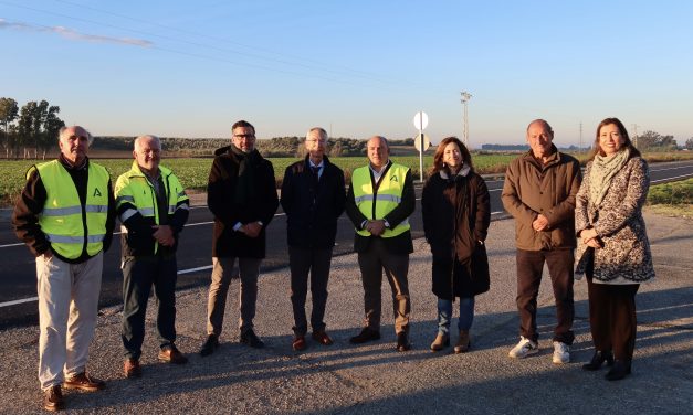 El delegado territorial de Fomento, Articulación del Territorio y Vivienda en Sevilla y el alcalde de Utrera visitan las obras de mejora en la carretera Utrera–Los Palacios (A-362)