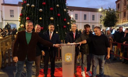 El alcalde de Utrera da el pistoletazo de salida a la Navidad con el encendido del alumbrado
