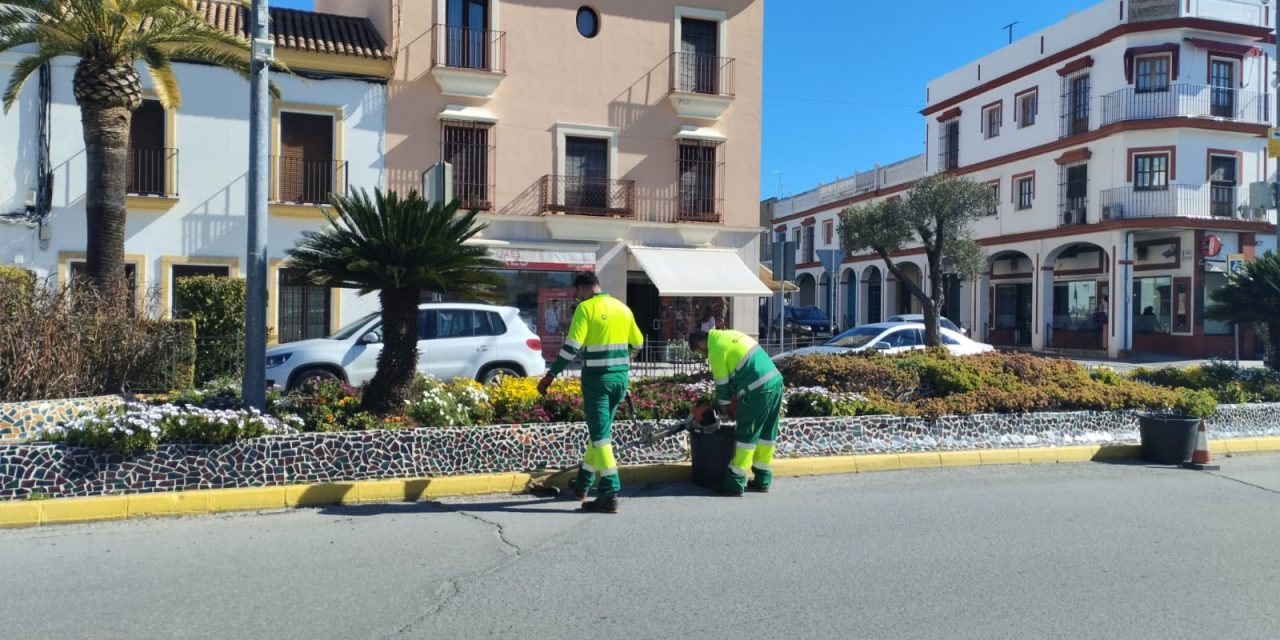 El Ayuntamiento avanza en el mantenimiento de zonas verdes de Utrera tras los efectos del temporal