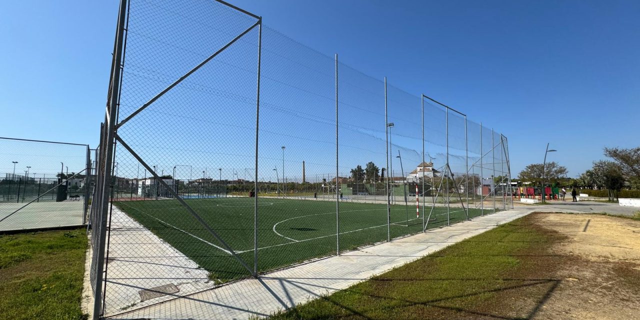 El Ayuntamiento de Utrera lícita la reposición del césped artificial pistas deportivas fútbol 5 en el Parque V Centenario