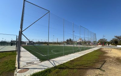 El Ayuntamiento de Utrera lícita la reposición del césped artificial pistas deportivas fútbol 5 en el Parque V Centenario