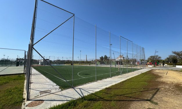 El Ayuntamiento de Utrera lícita la reposición del césped artificial pistas deportivas fútbol 5 en el Parque V Centenario