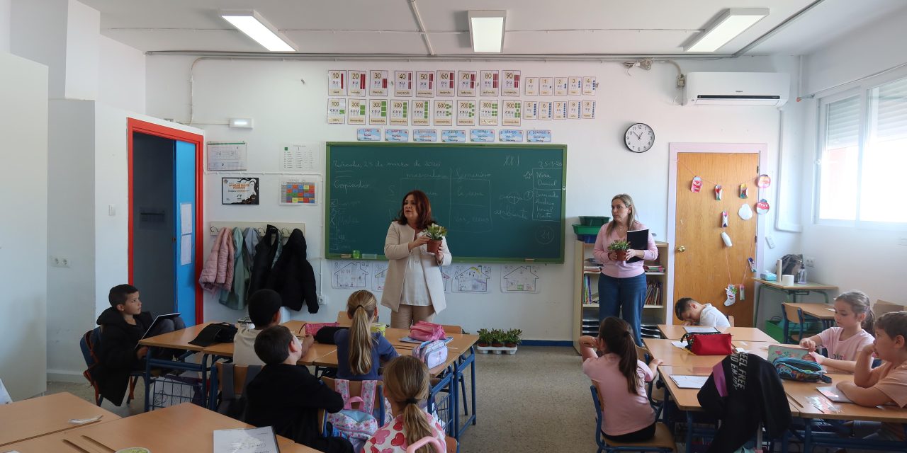 El Ayuntamiento de Utrera pone en marcha una actividad en los centros escolares para sensibilizar sobre la importancia del cuidado de las plantas
