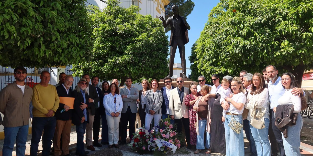 La estatua de Bambino ya luce en la Plaza de la Constitución, en el centro de la ciudad de Utrera