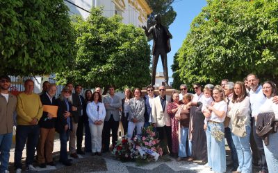 La estatua de Bambino ya luce en la Plaza de la Constitución, en el centro de la ciudad de Utrera
