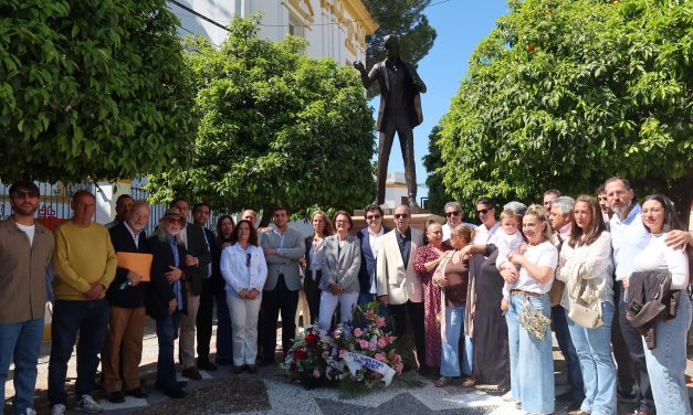La estatua de Bambino ya luce en la Plaza de la Constitución, en el centro de la ciudad de Utrera