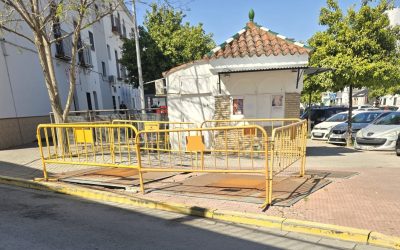 El Ayuntamiento repara el acerado y el entorno de los contenedores soterrados, muy deteriorados en su estructura