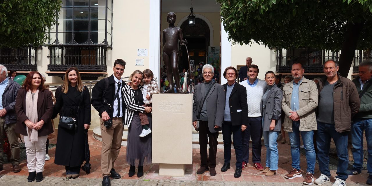 Utrera rinde homenaje a Salvador García con la inauguración de la nueva ubicación de “La Niña del Aro”