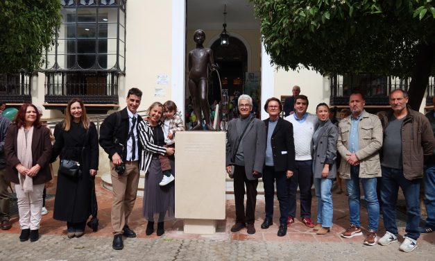 Utrera rinde homenaje a Salvador García con la inauguración de la nueva ubicación de “La Niña del Aro”