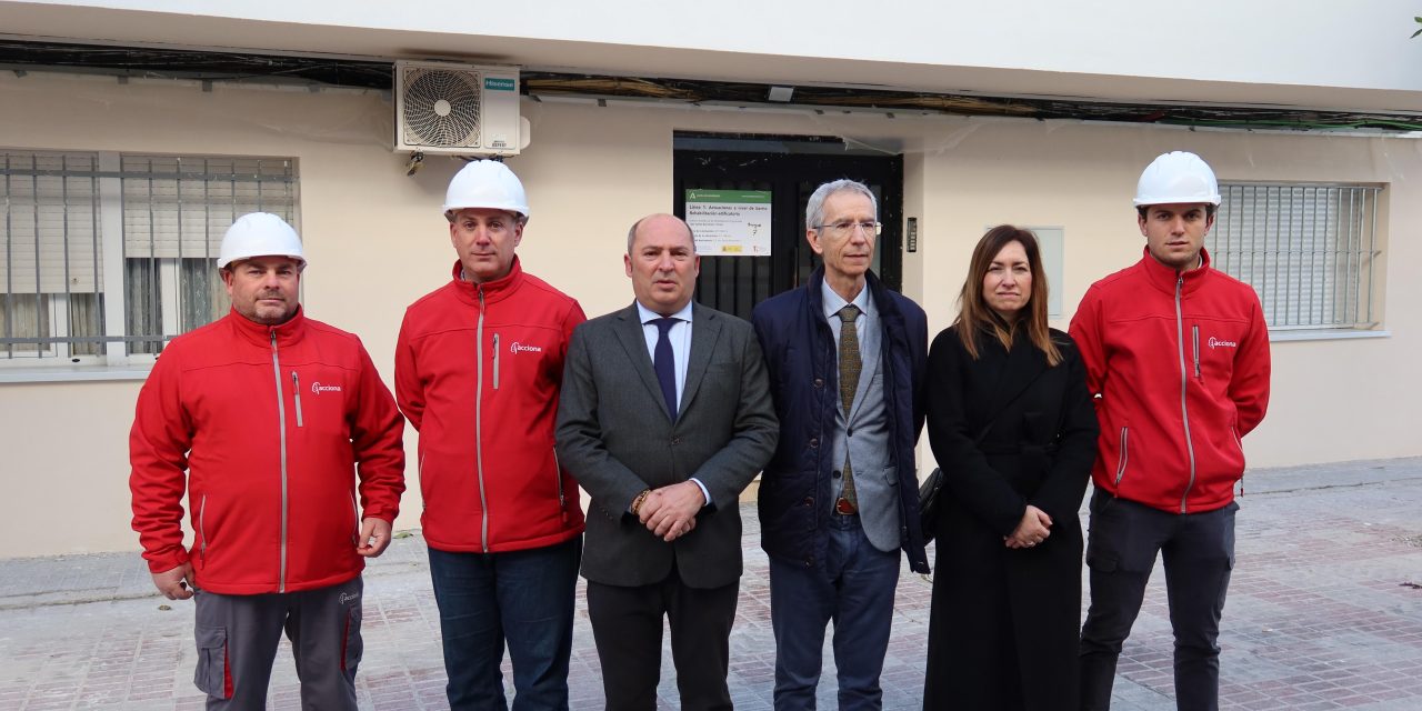 El delegado territorial de Fomento, Articulación del Territorio y Vivienda, Francisco Juárez, visita las obras de San Carlos Borromeo en Utrera