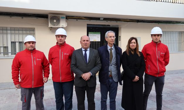 El delegado territorial de Fomento, Articulación del Territorio y Vivienda, Francisco Juárez, visita las obras de San Carlos Borromeo en Utrera