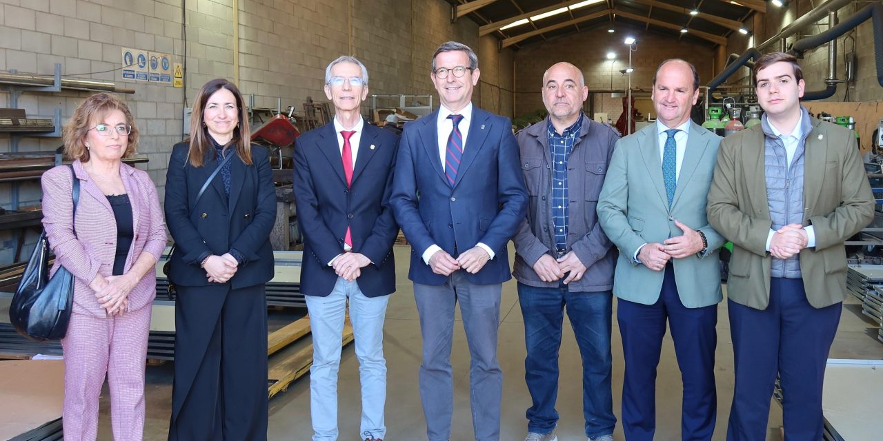 El alcalde de Utrera y el consejero de Industria visitan la empresa Squadra Electric
