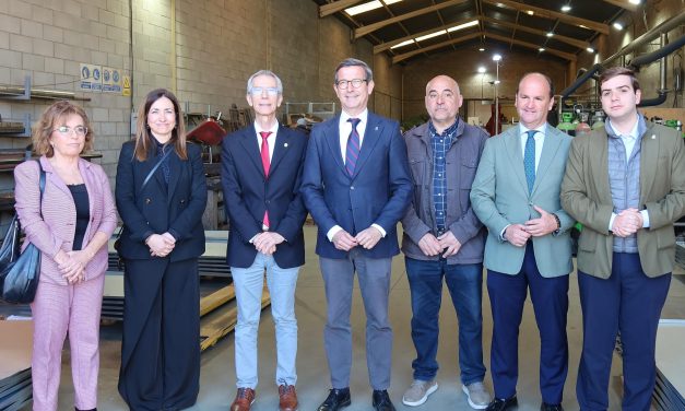 El alcalde de Utrera y el consejero de Industria visitan la empresa Squadra Electric