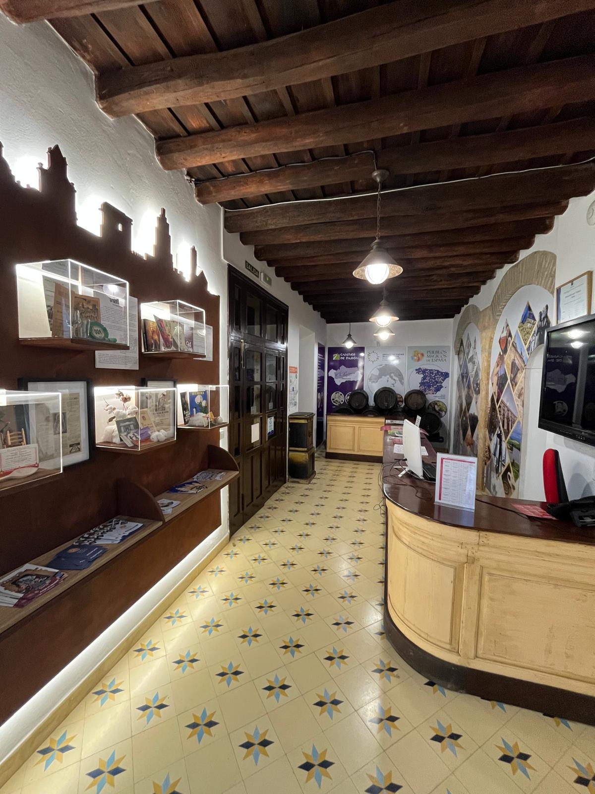 Elementos del interior de la oficina de turismo