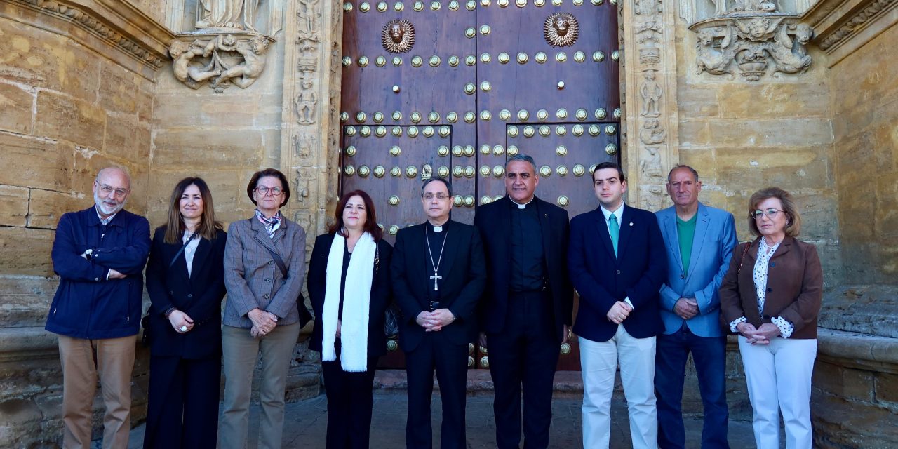 El obispo auxiliar de Sevilla bendice la Puerta del Perdón de Santa María de la Mesa en Utrera