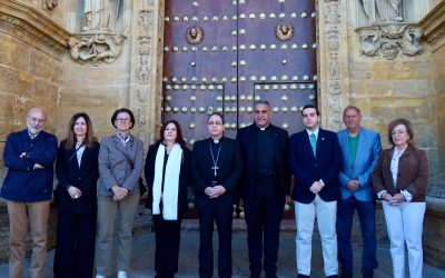 El obispo auxiliar de Sevilla bendice la Puerta del Perdón de Santa María de la Mesa en Utrera
