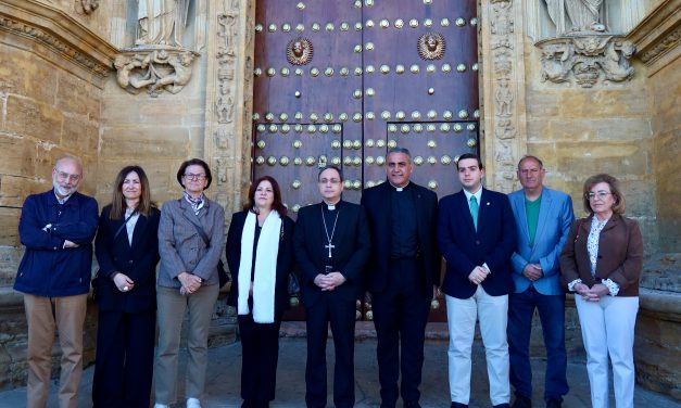 El obispo auxiliar de Sevilla bendice la Puerta del Perdón de Santa María de la Mesa en Utrera