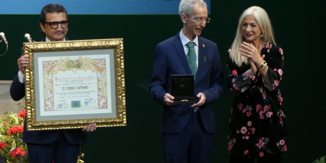Utrera entrega la Medalla de Oro de la Ciudad al Pueblo Gitano en un acto institucional cargado de reconocimiento y emoción