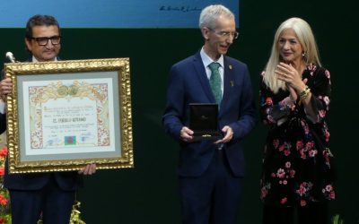 Utrera entrega la Medalla de Oro de la Ciudad al Pueblo Gitano en un acto institucional cargado de reconocimiento y emoción