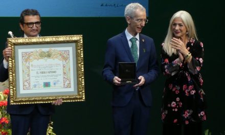 Utrera entrega la Medalla de Oro de la Ciudad al Pueblo Gitano en un acto institucional cargado de reconocimiento y emoción