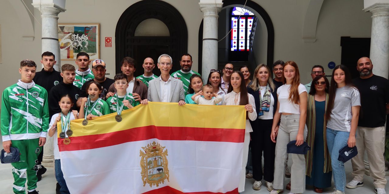 El alcalde recibe a deportistas utreranos campeones de Andalucía en kick boxing y fútbol femenino