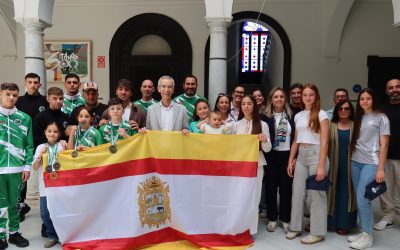 El alcalde recibe a deportistas utreranos campeones de Andalucía en kick boxing y fútbol femenino