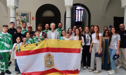 El alcalde recibe a deportistas utreranos campeones de Andalucía en kick boxing y fútbol femenino