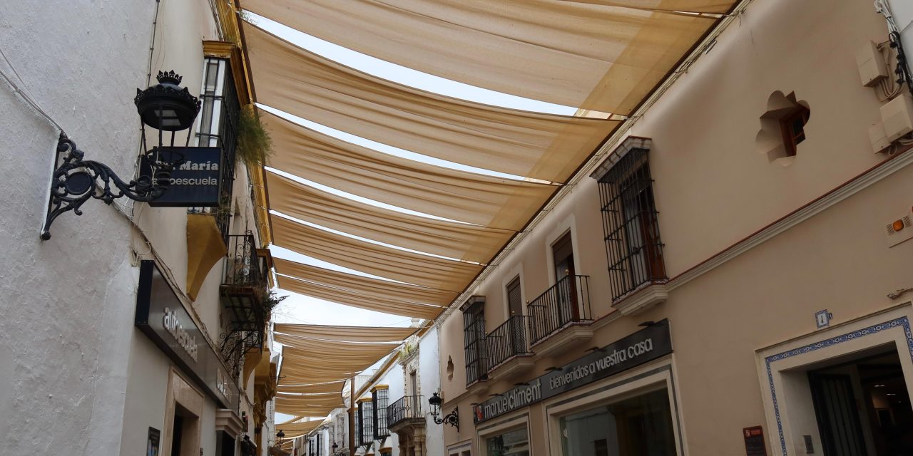 Comercio instala los toldos de la calle Virgen de Consolación ante la llegada de las altas temperaturas