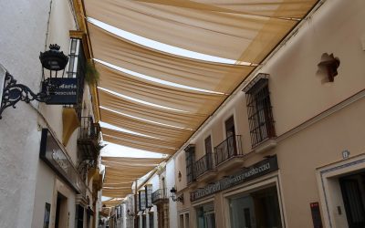 Comercio instala los toldos de la calle Virgen de Consolación ante la llegada de las altas temperaturas