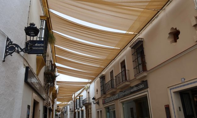 Comercio instala los toldos de la calle Virgen de Consolación ante la llegada de las altas temperaturas