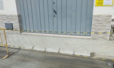 La delegación de Obras realiza mejoras en  acerados, accesibilidad de espacios  y reparación de alcorques