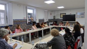 Mesa informativa del Ayuntamiento de Utrera por el Día de la Salud de las Mujeres con Alba Padilla y colectivos locales