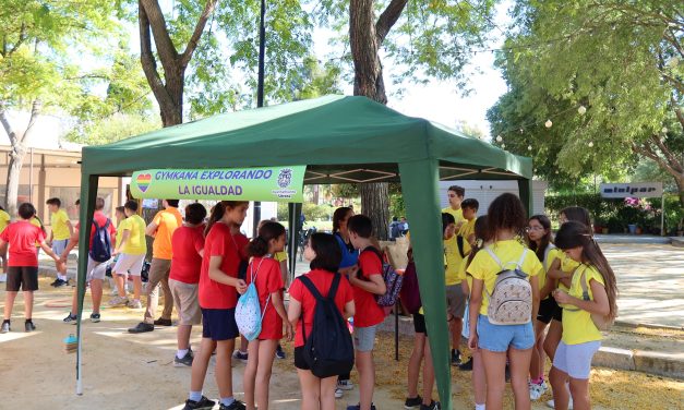 Más de 200 escolares participan en el Arcoíris Humano para promover el respeto, la diversidad y la inclusión