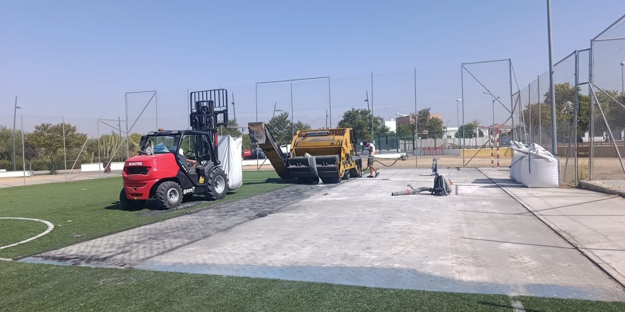 El Ayuntamiento de Utrera inicia la renovación del césped artificial de las pistas de fútbol del Parque V Centenario