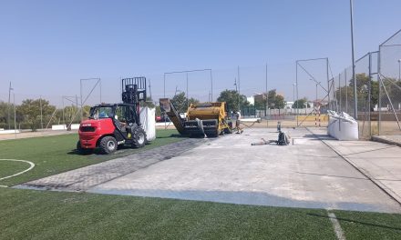 El Ayuntamiento de Utrera inicia la renovación del césped artificial de las pistas de fútbol del Parque V Centenario